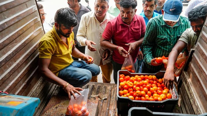 Pune Farmer Sells 17 Thousand Tomato Crates:কোটিপতি বানাল টমেটো! মস্করা বা বিজ্ঞাপনী ক্যাচলাইনও নয়। একেবারে বাস্তবে এই ঘটনা ঘটেছে পুনের এক কৃষকের সঙ্গে।