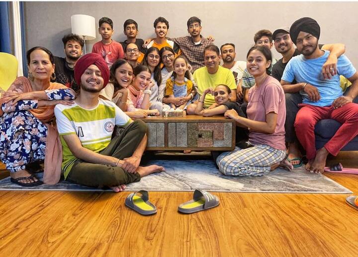 ਇਸ ਵਿਚਾਲੇ ਗਾਇਕਾ ਵੱਲੋਂ ਪਤੀ ਰਣਜੀਤ ਸਿੱਧੂ ਨੂੰ ਜਨਮਦਿਨ ਦੀ ਵਧਾਈ ਦਿੱਤੀ ਗਈ ਹੈ। ਇਸ ਦੌਰਾਨ ਗਾਇਕਾ ਨੇ ਬੇਹੱਦ ਖਾਸ ਤਸਵੀਰ ਸਾਂਝੀ ਕਰ ਪਤੀ ਰਣਜੀਤ ਦੇ ਜਨਮਦਿਨ ਨੂੰ ਖਾਸ ਬਣਾਇਆ ਹੈ।