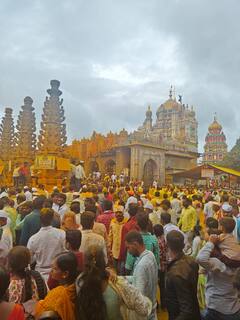 Somvati Amavasya : सोन्याची जेजुरी.. सोमवती अमावस्येनिमित्त खंडेरायाच्या दर्शनासाठी भाविक मोठ्या संख्येने जेजुरीत