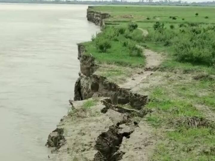 Ballia land erosion due to rising water level ghaghra river 50 houses collapsed ann Ballia News: बलिया में घाघरा नदी के बढ़ते जलस्तर से जमीन कटान, 50 से ज्यादा घर नदी में समाए, ग्रामीण परेशान