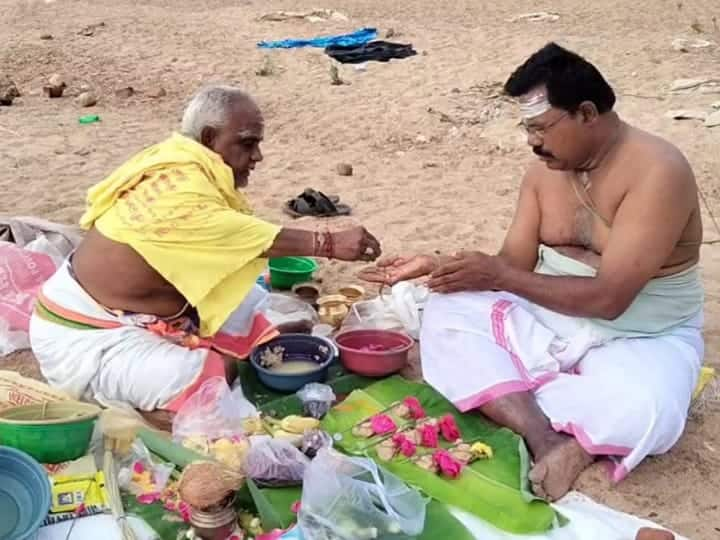 Aadi Amavasai Tharpanam 2023 Cauvery river many people offered tarpanam  ancestors TNN Aadi Amavasai 2023: ஆடி அமாவாசை...முன்னோர்களுக்கு தர்ப்பணம்...சுகாதாரமற்ற முறையில் கரூர் வாங்கல் பகுதி