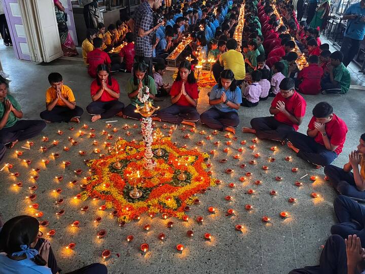 विद्यार्थ्यांची एकाग्रता वाढावी यासाठी त्यांना दिव्याच्या जोतीकडे एकटक बधून एकाग्रता कौशल्य वाढीचे प्रशिक्षण देण्यात आले.