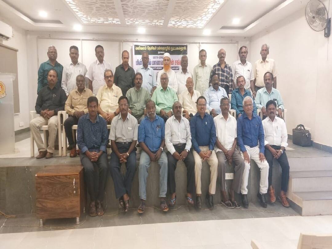 Thiruvarur: 41 ஆண்டுக்கு பின் சந்திப்பு ...உணவை ஊட்டி விட்டு முன்னாள் மாணவர்கள் மகிழ்ச்சி..!