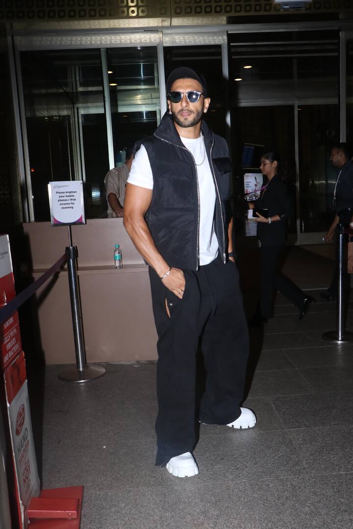 रणवीर का एयरपोर्ट पर काफी स्टाइलिश अवतार नजर आया. उन्होंने ब्लैक डेनिम, ट्रेंडी हाफ जैकेट, टी-शर्ट और स्टाइलिश स्नीकर्स कैरी किये थे.