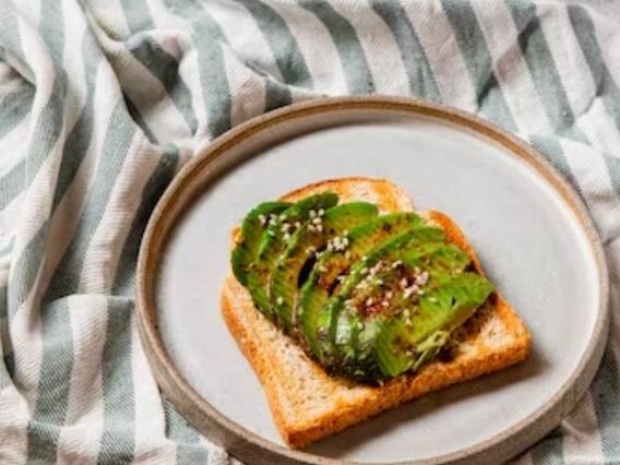 Avocado Cheese Sandwich: शाम के नाश्ते में खाना है कुछ क्रिस्पी और क्रंची, तो बनाएं यह खास सैंडविच