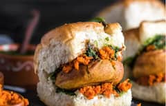 Indian Street Food : भारतातील हे 8 स्ट्रीट फूड तुमच्या चहाच्या वेळेला बनवतील मजेशीर कोणते आहेत पाहा हे स्ट्रीट फूड