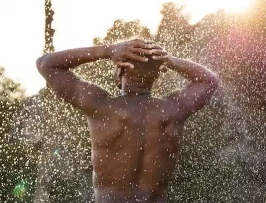 ਅਕਸਰ ਲੋਕਾਂ ਦਾ ਮੰਨਣਾ ਹੈ ਕਿ ਜਦੋਂ ਵੱਧ ਮੀਂਹ ਪੈ ਰਿਹਾ ਹੋਵੇ, ਉਸ ਵੇਲੇ ਉਨ੍ਹਾਂ ਭੱਜ ਕੇ ਸੁਰੱਖਿਅਤ ਥਾਂ 'ਤੇ ਪਹੁੰਚਣਾ ਚਾਹੀਦਾ ਹੈ। ਉੱਥੇ ਕੁਝ ਕਹਿੰਦੇ ਹਨ ਜਿੰਨਾ ਸਮਾਂ ਘੱਟ ਮੀਂਹ ਵਿੱਚ ਰਹੋਗੇ, ਉੰਨੇ ਹੀ ਘੱਟ ਗਿੱਲੇ ਹੋਵੋਂਗੇ। ਪਰ ਅਜਿਹਾ ਕੁਝ ਨਹੀਂ ਹੈ।