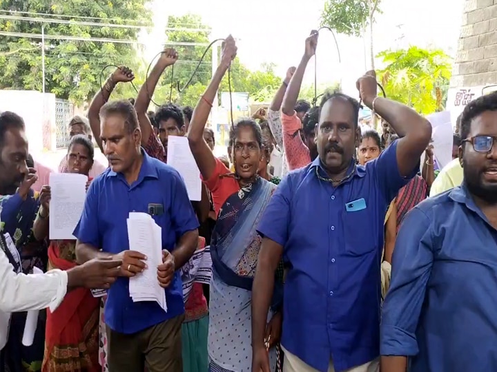 திண்டுக்கல் : நிலத்திற்கு உடனடி பட்டா வழங்க கோரி கழுத்தில் தூக்கு கயிறு மாட்டி நூதன போராட்டம்