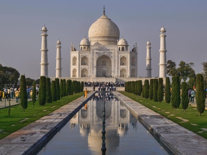 काला ताजमहल के बारे में शायद आपने कभी सुना ही नहीं होगा या फिर आपने उसकी तस्वीरें देखी ही नहीं होंगी. यह ताजमहल आधे काले पत्थर, ईंट और चूने से निर्मित है. चलिए, हम इस ताजमहल के बारे में विस्तार से जानते हैं.