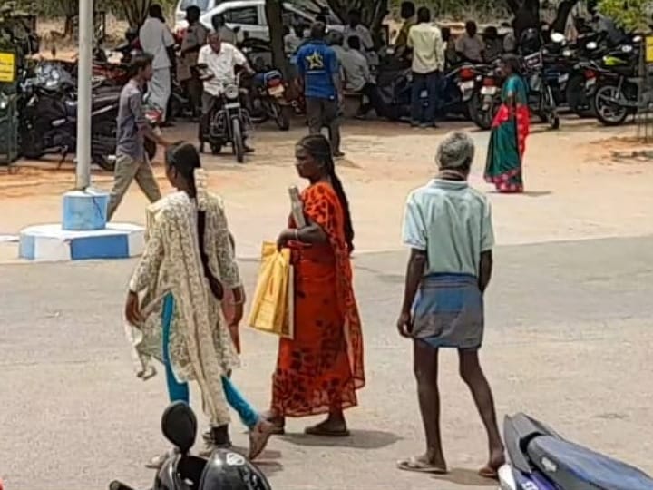 Karur: மாற்றுத்திறனாளி மகளுக்காக ஆட்சியர் காலில் விழுந்த பாசத்தாய் - வேலைவாய்ப்பு கோரி கண்ணீர்