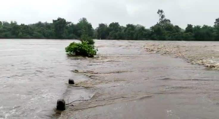 Three inches of rain in four hours in Panchmahal's Jambudhoda, Sukhi river overflowed on both banks પંચમહાલના જાંબુઘોડામાં ચાર કલાકમાં ત્રણ ઈંચ વરસાદ, સુખી નદી બે કાંઠે વહેતી થઈ, કોઝ વે પર ફરી વળ્યા પાણી