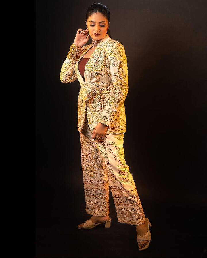 అందంతో పాటు తన వాక్చాతుర్యంతో అందర్నీ ఆకట్టుకుంటుంది.