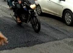 લ્યો બોલો: સુરત મહાનગરપાલિકાએ પાણીવાળા રોડ પર ડામરકામ કર્યું, સ્થાનિકોમાં રોષ