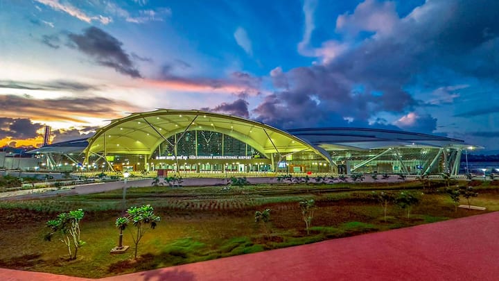 Port Blair Airport: একবার দেখলে মনে হবে যেন কোনও নয়নাভিরাম বেড়ানোর জায়গা। কিন্তু আদতে এটি পোর্ট ব্লেয়ারের বিমানবন্দরের নতুন টার্মিনাল বিল্ডিং।