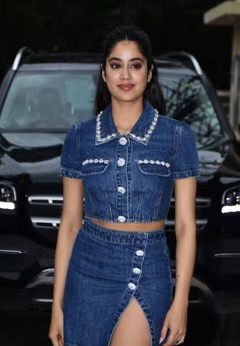 જાન્હવી કપૂર અને વરુણ ધવન સ્ટારર ફિલ્મ 'બવાલ' આ મહિને ડિજિટલ પ્લેટફોર્મ પર રિલીઝ થવાની તૈયારીમાં છે. તેની રિલીઝ પહેલા સ્ટાર્સ તમામ પ્લેટફોર્મ પર ફિલ્મનું પ્રમોશન કરી રહ્યા છે.