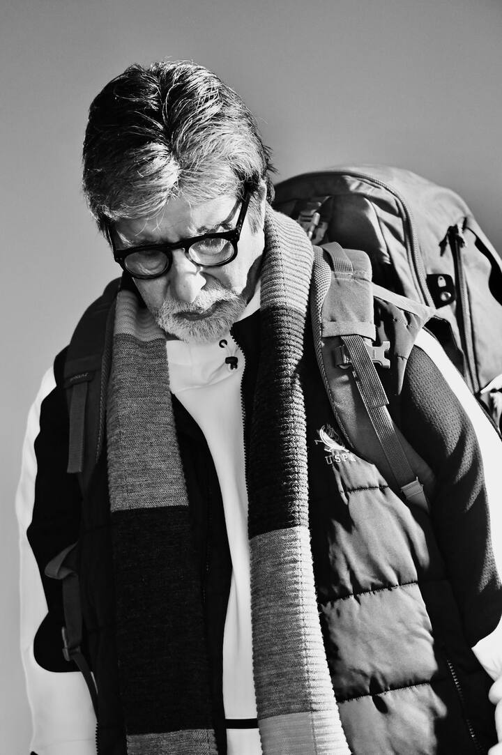 कार्यक्रम से ठीक पहले जब अमिताभ ने अपना सामान चेक किया तो पता चला कि वो गलती से अपने भाई अजिताभ का सूट ले आए हैं जो उन्हें फिट ही नहीं हो रहा. इस परेशानी में फंसे अमिताभ ने राजीव गांधी से मदद मांगी. राजीव गांधी ने भी फौरन अमिताभ के लिए कुर्ता-पायजामा और शॉल की व्यवस्था की और इन्हीं कपड़ों को पहनकर अमिताभ अपने पिता के साथ कार्यक्रम में शामिल हुए थे. जहां उनके पिता हरिवंश राय बच्चन को पद्मभूषण सम्मान से सम्मानित किया गया.