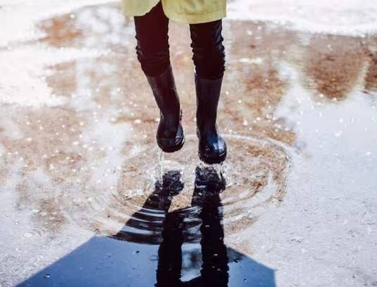 ਇਹ ਤਰਕ ਉਦੋਂ ਸਹੀ ਬੈਠਦਾ ਹੈ ਜਦੋਂ ਮੀਂਹ ਸਿੱਧਾ ਪੈ ਰਿਹਾ ਹੋਵੇ। ਉੱਥੇ ਹੀ ਜੇਕਰ ਟੇਢੀਆਂ ਬੂੰਦਾਂ ਪੈ ਰਹੀਆਂ ਹੋਣ ਤਾਂ ਇਹ ਤਰਕ ਬਿਲਕੁਲ ਗਲਤ ਸਾਬਤ ਹੋਵੇਗਾ।