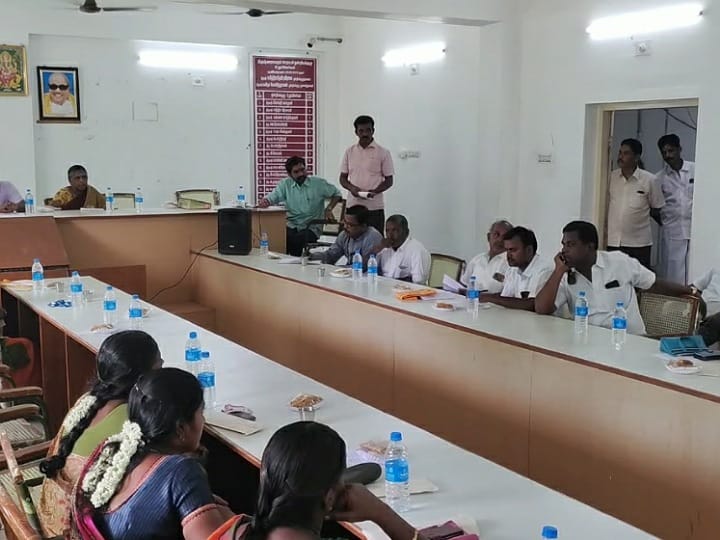 Karur: திட்டப் பணிகளை விரைந்து முடிக்காவிட்டால் பதவி ராஜினாமா; கரூரில் திமுக கவுன்சிலர்களால் பரபரப்பு