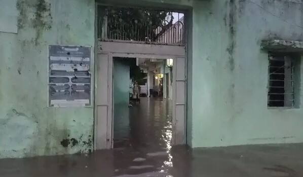 કુંભારવાડા, વડલી ચોકની ગલીઓમાં જાણે કે વરસાદી નદી વહી રહી છે. શેરીઓમાં પણ નદીઓ જતી હોય તેવી દ્રશ્યો જોવા મળે છે.