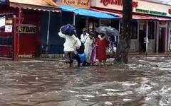 Rain : मुंबईसह ठाण्यात मुसळधार पाऊस, वाहतुकीवर परिणाम