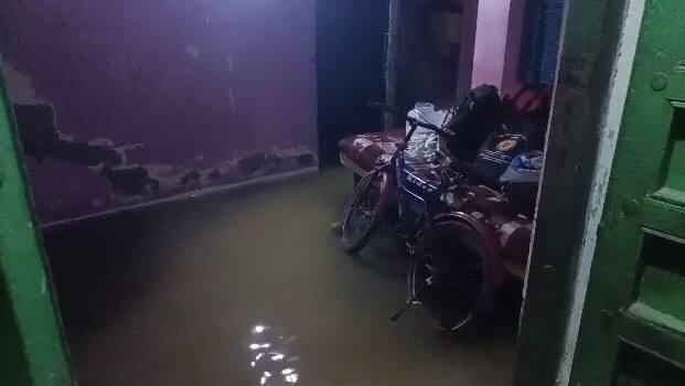 નીચાણવાળા વિસ્તારોમાં ઘરોમાં પાણી ફરી વળ્યા છે.