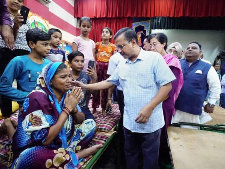 Safdarjung and RML doctors reached Delhi Flood Relief Camp advised victims to avoid skin diseases ANN Delhi Flood Relief Camp: राहत शिविर पहुंचे सफदरगंज और RML के डॉक्टर्स, बाढ़ पीड़ितों को दी स्किन की बीमारियों से बचने की सलाह