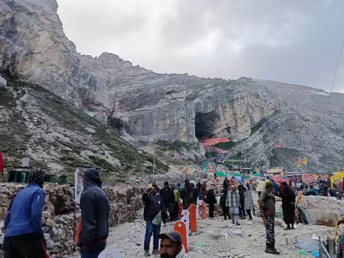 Three people died during the ascent of Amarnath Yatra, 30 pilgrims died this year