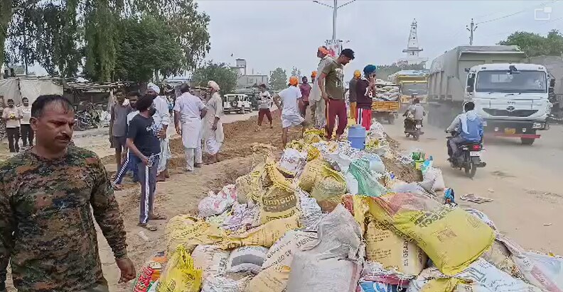 Punjab Floods: ਘੱਗਰ ਦੇ ਪਾਣੀ ਦਾ ਕਹਿਰ, ਹਾਈਵੇ ਉੱਪਰ ਹੀ ਬਣਾਉਣ ਲੱਗੇ ਬੰਨ੍ਹ, ਟਰੈਕਟਰ ਲੈ ਕੇ ਪਹੁੰਚ ਗਏ ਲੋਕ, ਆਰਮੀ ਵੀ ਮੌਜੂਦ