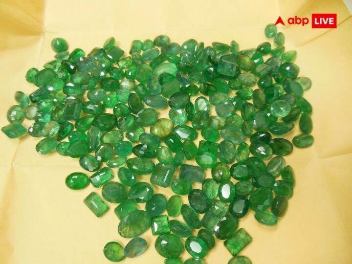 पन्ना रत्न: बुध ग्रह को मजबूत करने के लिए आप ज्योतिषी की सलाह पर रत्न भी धारण कर सकते हैं. बुध ग्रह का रत्न पन्ना है. इसे पहनने से बुध का शुभ प्रभाव बढ़ता है.