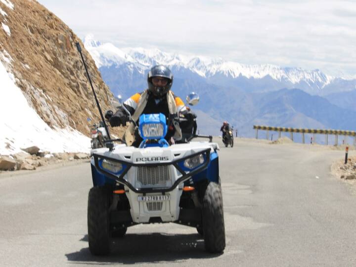 Udaipur physically challenged Dr arvind singh cross theKhardungla Pass of Ladakh and set a world record ann Rajasthan: उदयपुर के 80% शारीरिक दिव्यांग ने खारदुंगला दर्रे को पार कर बनाया विश्व रिकॉर्ड, लद्दाख के राज्यपाल किया सम्मानित