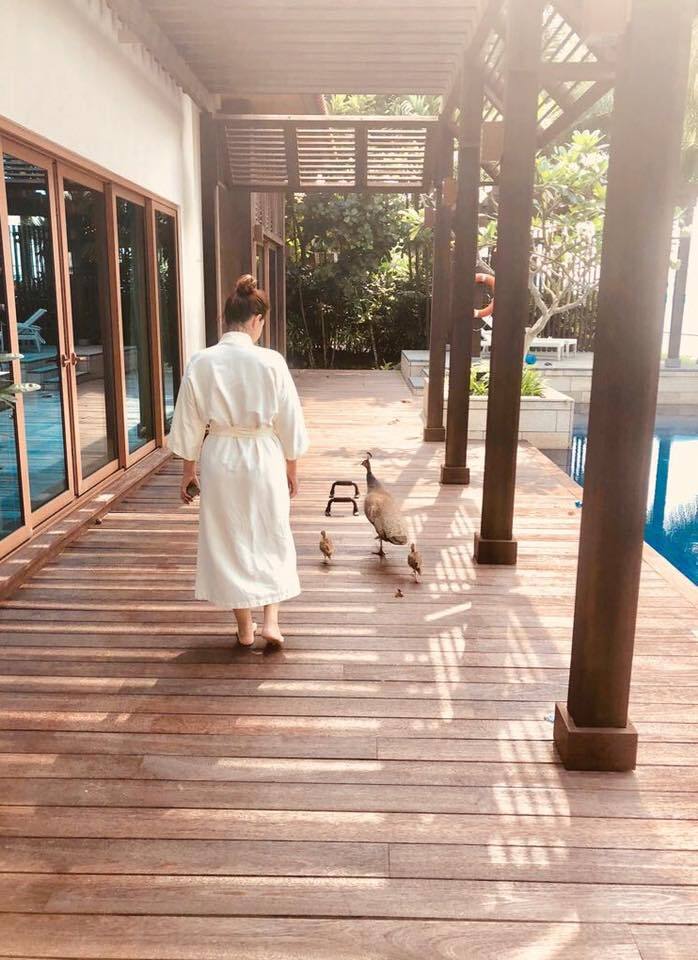 अक्षय कुमार मुंबई में अपनी फैमिली के साथ जुहू के एक लग्जरी बंगले में रहते हैं. जोकि सी फेसिंग हैं. एक्टर के इस बंगले की कीमत करोड़ों रुपए में है.