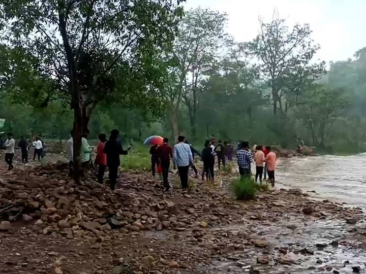 इंग्रज अधिकारी हाजरा यांनी या धबधब्याचा शोध लावून त्याला विकसित केले, म्हणून त्याला हाजरा फॉल असे नाव पडले आहे.