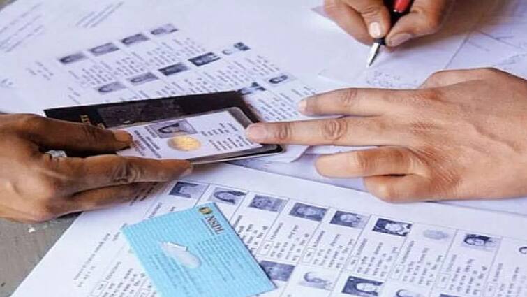 Aadhaar Not Mandatory: Now Aadhaar will not be mandatory for making Voter ID, Election Commission informed the Supreme Court હવે વોટર આઈડી બનાવવા માટે આ ડોક્યુમેન્ટ ફરજિયાત નહીં હોય, ચૂંટણી પંચે સુપ્રીમ કોર્ટને કરી જાણ