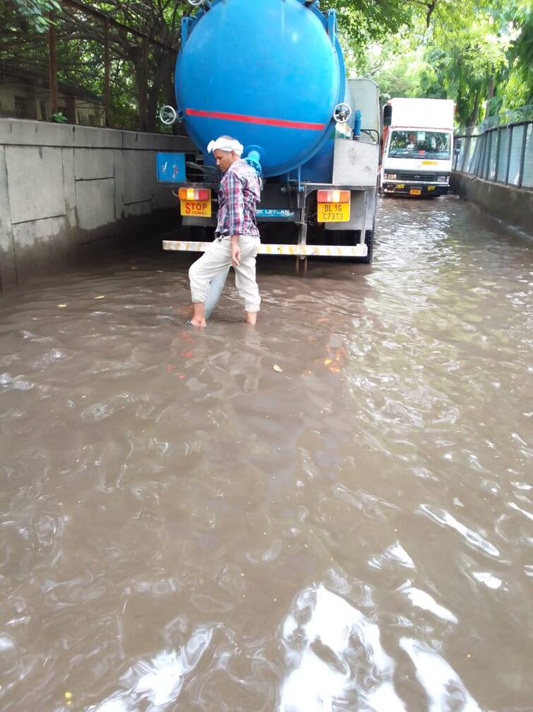 After the devastation caused by floods in Delhi, MCD employees engaged in bringing life back on track