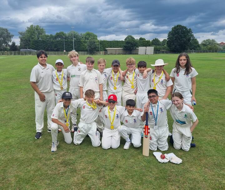 क्रिकेट आज दुनियाभर के कई देशों में खेला जाता है. मुख्यत: क्रिकेट टेस्ट, वनडे और टी20 के रूप में खेला जाता है. मौजूदा वक़्त में आईपीएल जैसी तमाम टी20 लीग्स की शुरुआत होने के बाद क्रिकेट को और भी ज़्यादा पसंद किया जाने लगा है. लेकिन क्या आप जानते हैं कि पहले क्रिकेट को बच्चों का खेल माना जाता था.