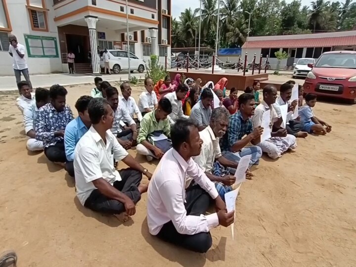 பூம்புகாரில் மதம் மாறியதால் ஊரைவிட்டு ஒதுக்கப்பட்ட குடும்பங்கள் - ஆட்சியர் அலுவலகத்தில் தர்ணா