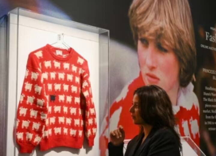 Princess Diana's favorite sweater to be auctioned worn it on these special occasions regarding engagement Princess Diana: प्रिंसेस डायना का पसंदीदा स्वेटर किया जाएगा नीलाम, सगाई के लेकर इन खास मौकों पर इसे पहन चुकी हैं राजकुमारी