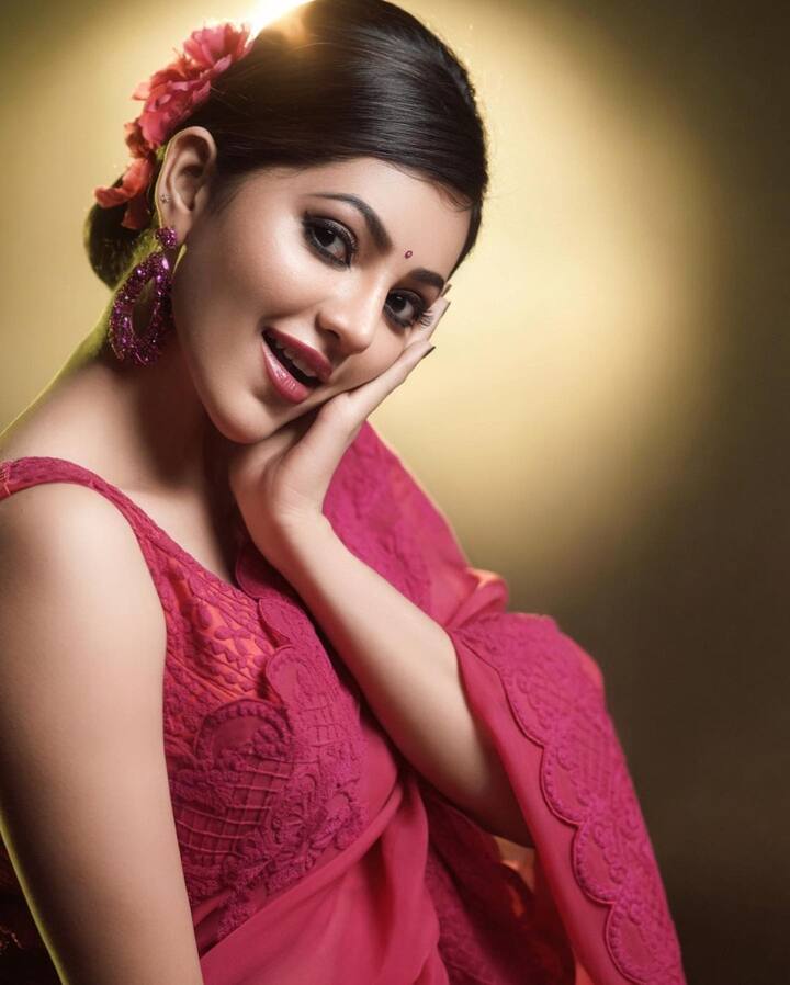 நீ கோயில் தேரடி மரக்கிளையும் நானடி என்னை கடந்து போகயில் நொறுங்குது நெஞ்சம்