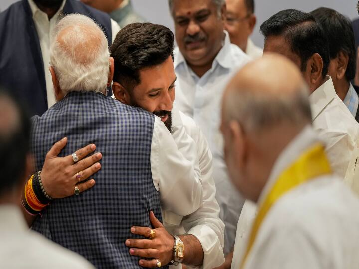 NDA meeting PM Narendra Modi hugged LJP chief Chirag Paswan and gave message to RJD and Nitish Kumar in Bihar Politics NDA Meeting: पीएम मोदी ने अपने हनुमान को लगाया गले, बिहार में नया सियासी चिराग जलाने के लिए दिया संदेश