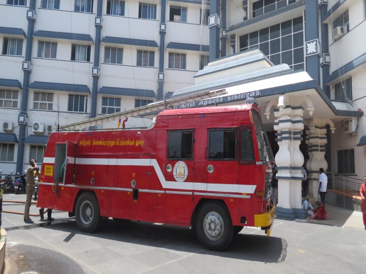 நாகை மாவட்ட ஆட்சியர் அலுவலகத்தில் திடீர் தீ விபத்து - அலறியடித்து ஓடிய மக்களால் பரபரப்பு