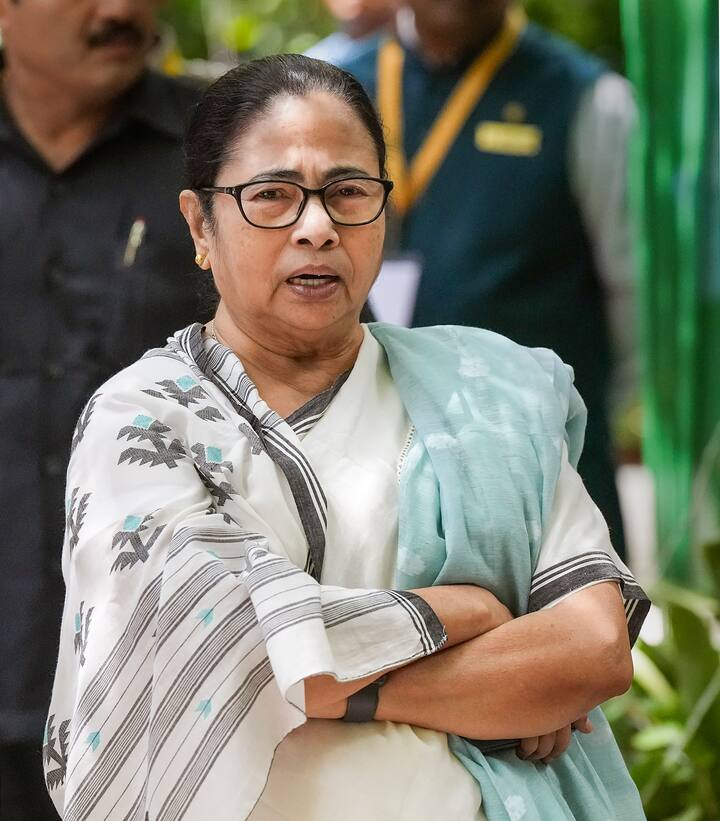 पश्चिम बंगाल की मुख्यमंत्री ममता बनर्जी को 10 फीसदी लोगों ने विपक्ष का चेहरा बताया. हाल ही में बंगाल के पंचायत चुनाव में ममता बनर्जी की लहर देखने को मिली. केंद्र सरकार के खिलाफ उनका रुख किसे छिपा नहीं है.