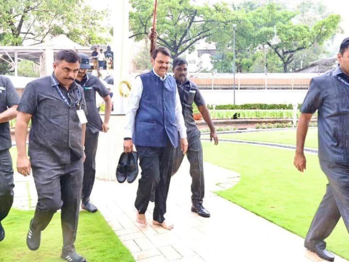 Maharashtra Deputy CM Devendra Fadnavis Viral picture while going to Assembly He Is Holding Shoes on Hand Devendra Fadnavis Viral Image: महाराष्ट्र विधानसभा में डिप्टी CM देवेंद्र फडणवीस की ये तस्वीर हुई वायरल, जानिए क्या है खास?