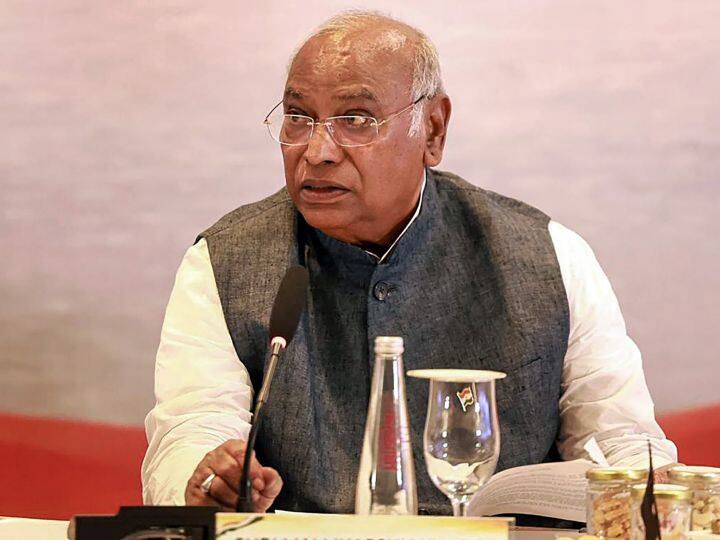 Opposition Meeting  in वengaluru Mallikarjun Kharge Slams BJP JP Nadda Presence of Mamata Banerjee Rahul Gandhi Opposition Meeting: 'विपक्षी दलों की मीटिंग का लक्ष्य सत्ता हासिल करना नहीं, बल्कि...', बोले कांग्रेस अध्यक्ष मल्लिकार्जुन खरगे