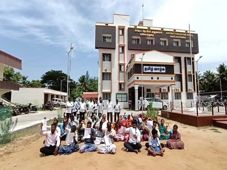 Fishermen families who have left the village in Poombugar are protesting at the collector's office TNN பூம்புகாரில் மதம் மாறியதால் ஊரைவிட்டு ஒதுக்கப்பட்ட குடும்பங்கள் - ஆட்சியர் அலுவலகத்தில் தர்ணா