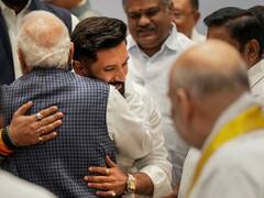 NDA की बैठक की तस्वीरें आई सामने, गठबंधन के नेताओं से यूं मिले पीएम मोदी, चिराग पासवान को लगाया गले