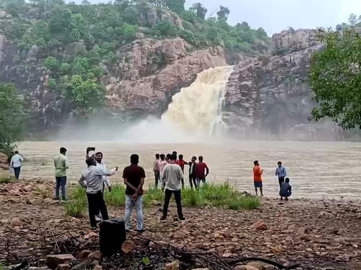 इंग्रज अधिकारी हाजरा यांनी या धबधब्याचा शोध लावून त्याला विकसित केले, म्हणून त्याला हाजरा फॉल असे नाव पडले आहे.