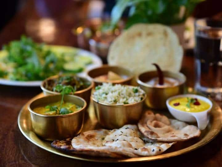 यह मटन डोसा रेसिपी दुनिया से अलग है और इसे आप एक बार जरूर आजमाकर देख सकते हैं. रसीले मटन और सुगंधित मसालों से बनी यह डोसा रेसिपी लाजवाब है.  इस डोसे की सबसे अच्छी बात यह है कि यह अपने आप में एक संपूर्ण खाना है. इसके बैटर को आप अपने रेफ्रिजरेटर में काफी दिनों तक स्टोर करके रख सकेत हैं. तो इस स्वादिष्ट डोसा की तैयारी ऐसा करें. यदि आपके मित्र और रिश्तेदार आपके घर आ रहे हैं, तो यह डोसा आप एक बार जरूर ट्राई करें.