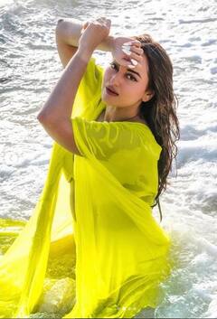 Sonakshi Sinha: ਸੋਨਾਕਸ਼ੀ ਸਿਨਹਾ ਨੇ ਬੀਚ 'ਤੇ ਸਿਜ਼ਲਿੰਗ ਪੋਜ਼ ਦਿੰਦੇ ਹੋਏ ਕਰਵਾਇਆ ਫੋਟੋਸ਼ੂਟ, ਹੌਟ ਲੁੱਕ ਨੂੰ ਦੇਖ ਉੱਡੇ ਫੈਨਜ਼ ਦੇ ਹੋਸ਼