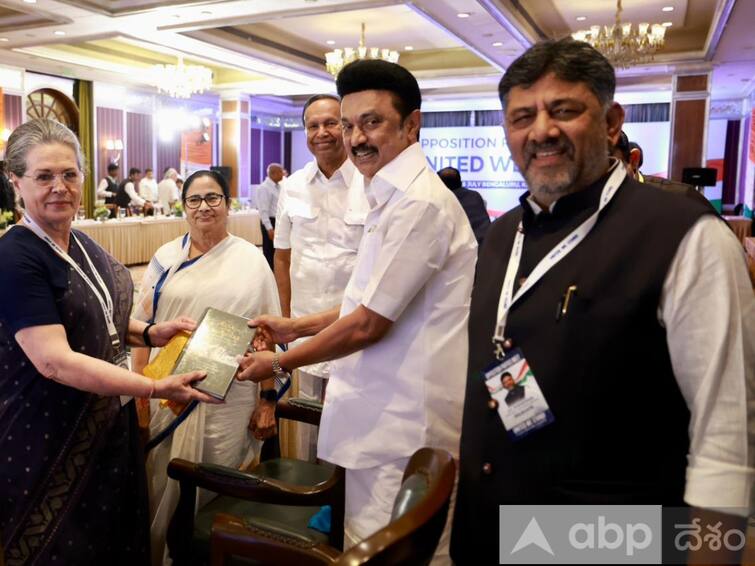 Prime Minister Modi criticized the opposition Parties meeting in Bengaluru కుటుంబాలను కాపాడుకోవడమే వారి లక్ష్యం- విపక్షాల భేటీలపై ప్రధాని మోదీ విసుర్లు