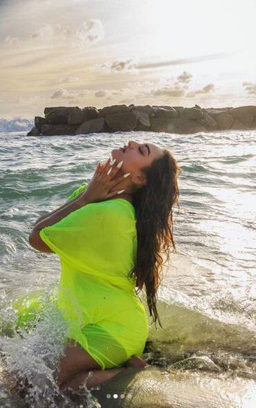 ਅਦਾਕਾਰਾ ਦੀਆਂ ਇਹ ਤਸਵੀਰਾਂ ਸੋਸ਼ਲ ਮੀਡੀਆ 'ਤੇ ਖੂਬ ਪਸੰਦ ਕੀਤੀਆਂ ਜਾ ਰਹੀਆਂ ਹਨ। ਇਸ ਆਊਟਫਿਟ 'ਚ ਸੋਨਾਕਸ਼ੀ ਕਾਫੀ ਸਿਜ਼ਲਿੰਗ ਅਤੇ ਹੌਟ ਲੱਗ ਰਹੀ ਹੈ।